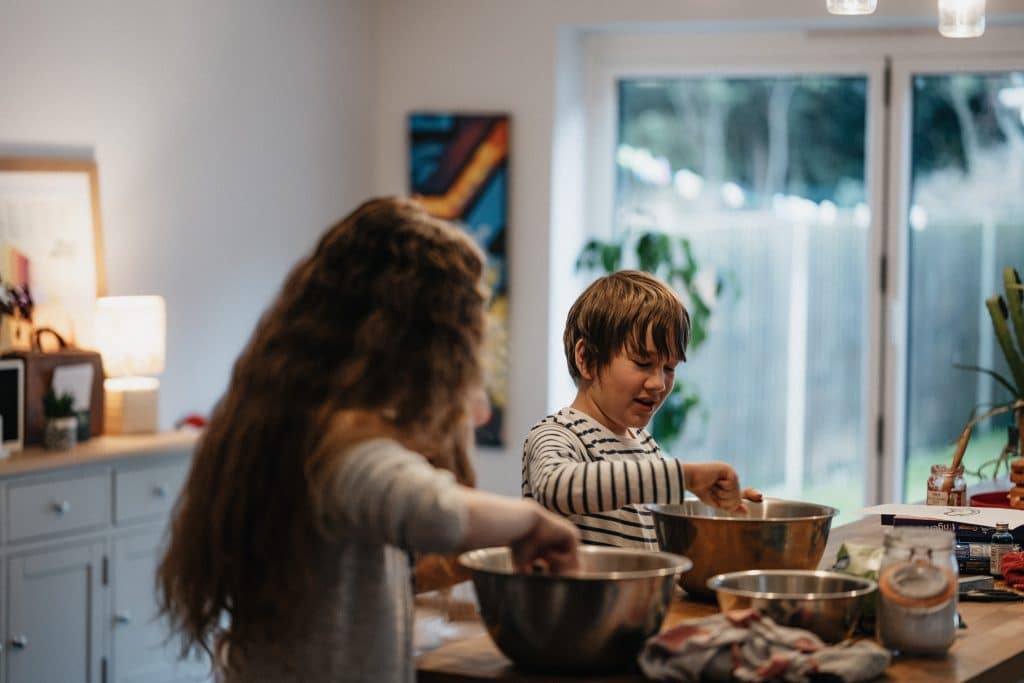 Cozinhar com as crianças é um momento de diversão e aprendizado  - Culinária na educação infantil